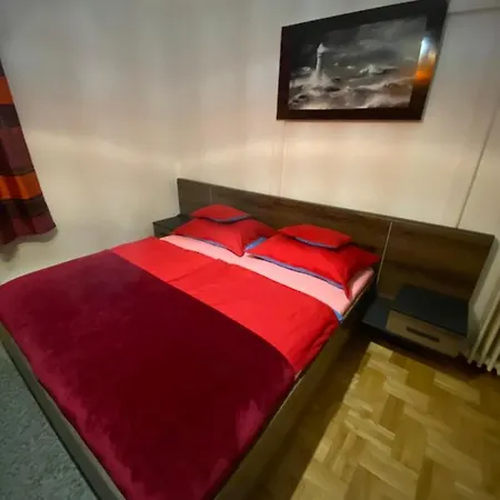 & And Center Apartment *