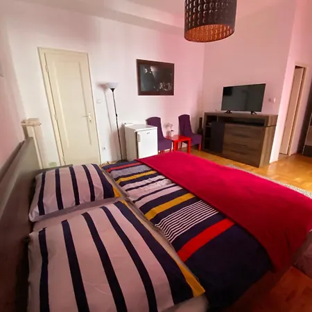 & And Center Apartment *