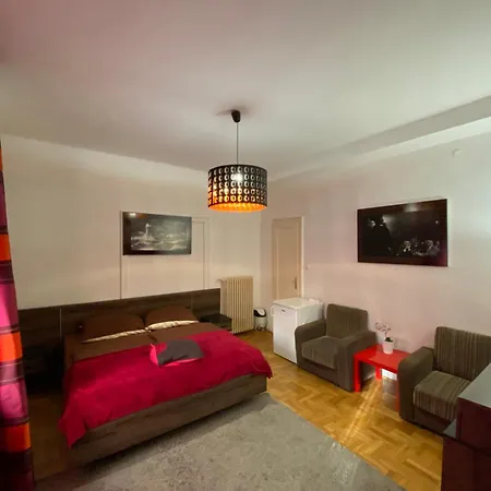& And Center Apartment *