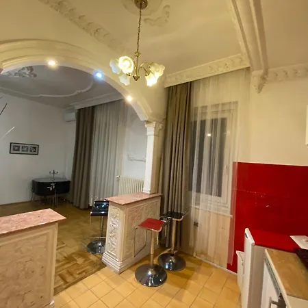 & And Center Apartment *