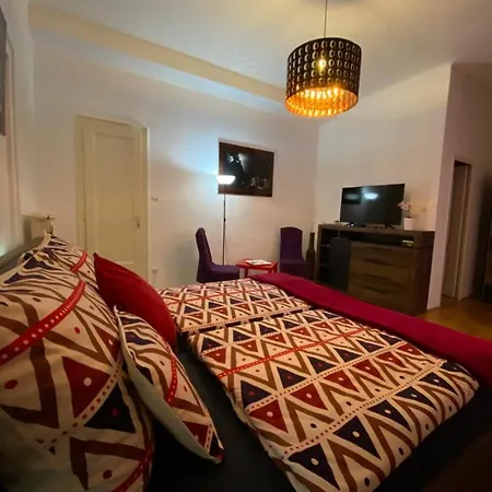 & And Center Будапешт